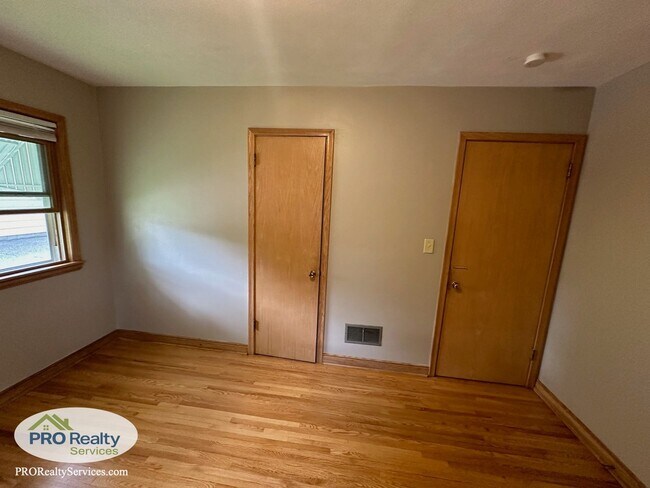 Building Photo - 3 Bedroom Home in South Saint Paul