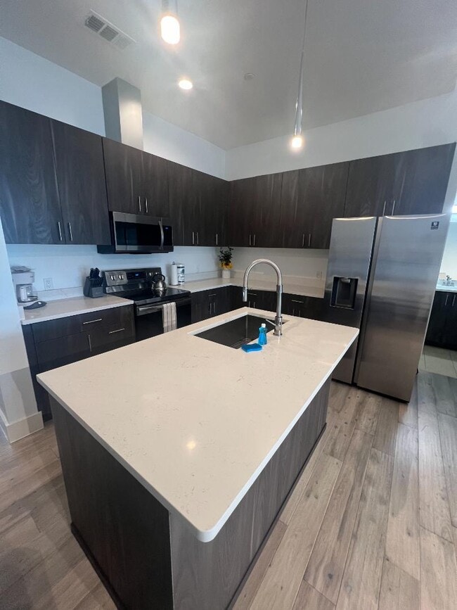 Building Photo - 1100 Peters St