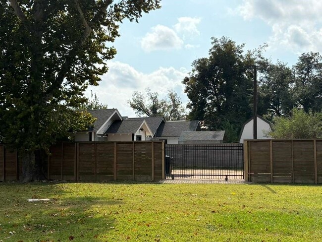 Building Photo - 6107 N Main St