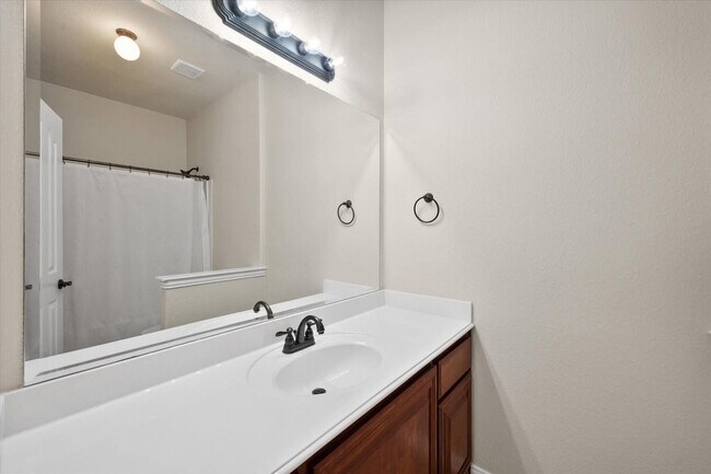 Building Photo - 1202 Killian Dr
