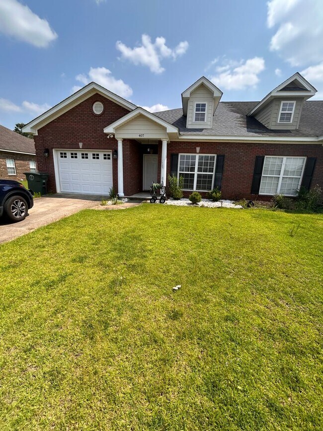 Primary Photo - 407 Millenia St