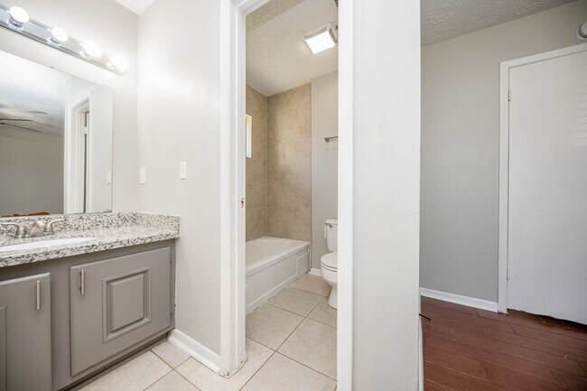 Building Photo - Coming Soon! Southwest Houston 3 bed/2 bat...