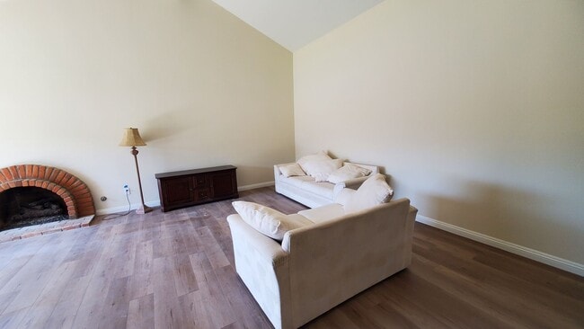 Building Photo - Spacious condo 55+ move in ready