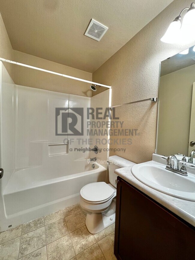 Building Photo - 203 E 6th St