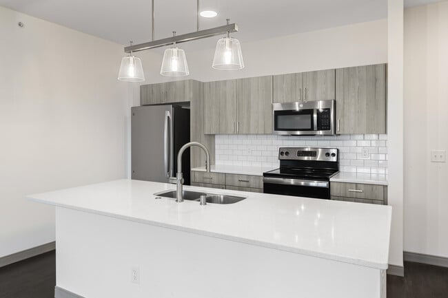 Building Photo - 2420 E Capitol Dr