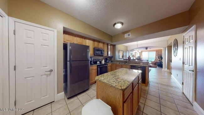 Building Photo - 2228 Beach Dr