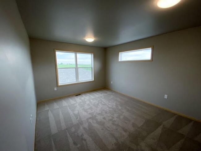 Building Photo - 2 & 3 Bedroom Units Available Now!