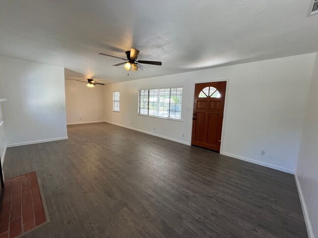 Building Photo - Spacious 3 bed 1bath home available in Ard...