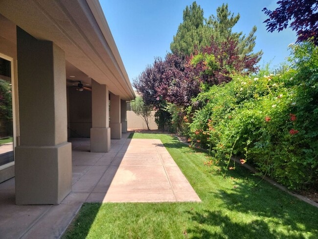 Building Photo - Stylish 4 Bedroom Home with Large Living S...