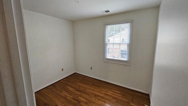 Building Photo - Secound Story Unit - Single Floor 3BR/1.5BA - Eastern Henrico - Great Location