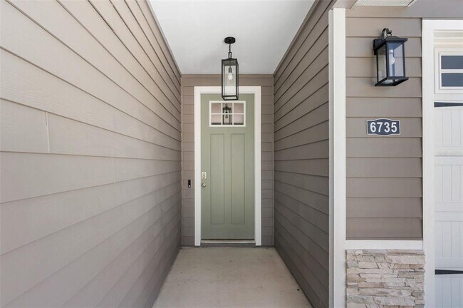 Building Photo - 6735 SW 10th Ln
