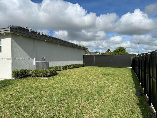 Building Photo - 29071 Ave