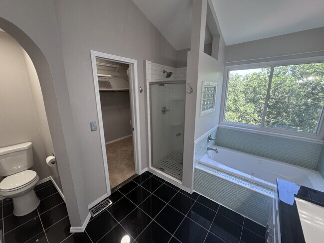Building Photo - 5-Bedroom Home in D12 with Open Space View...