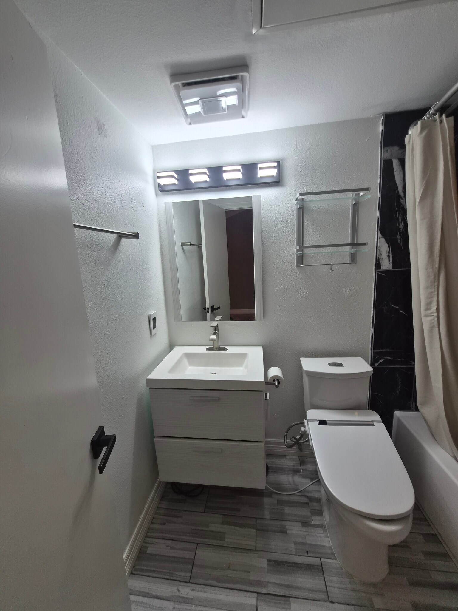 Guest bathroom - 4040 Avondale Ave