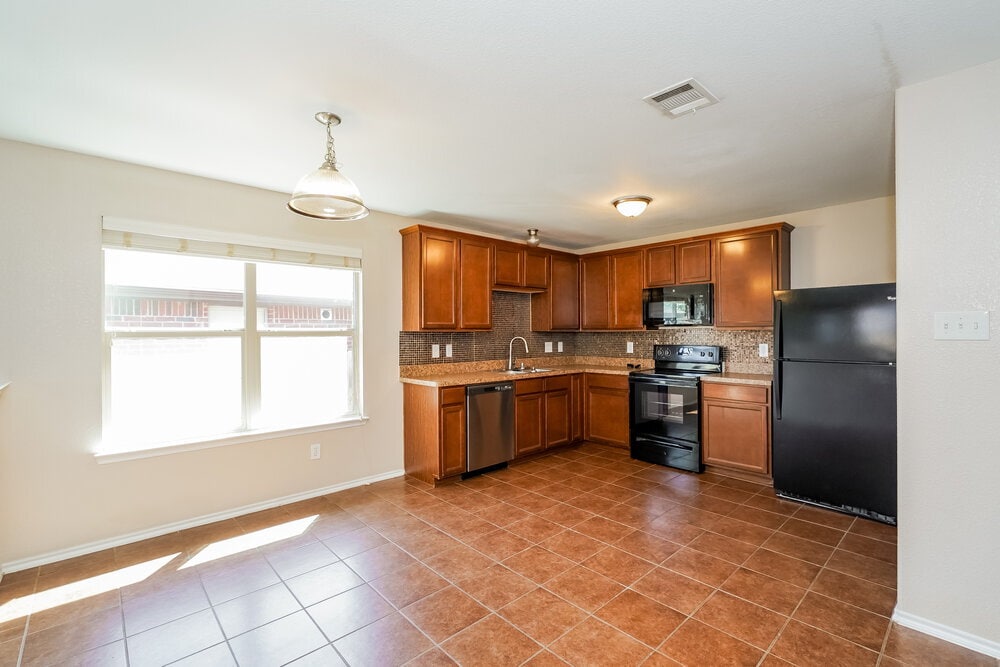 Building Photo - 2033 Club Oak Dr