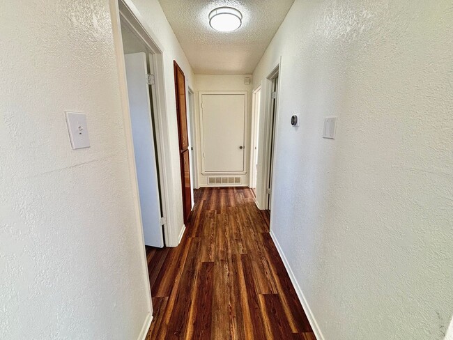 Building Photo - Freshly Remodeled 3 Bedroom 2 Bathroom Hom...