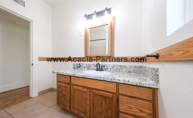 Building Photo - Historic Four Bedroom HOme