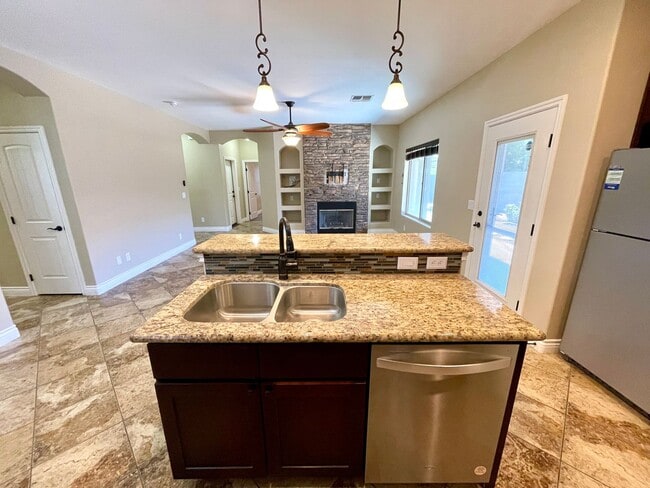Building Photo - Elegant 3 Bedroom, 2 bathroom Home in Legacy Ranch Neighborhood in Central Kingman!