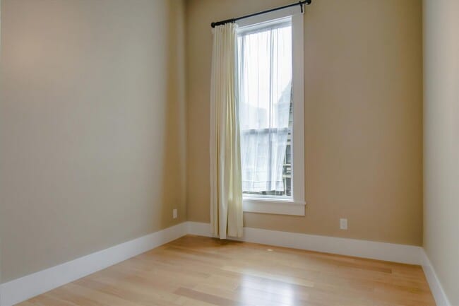 Building Photo - Completely Renovated Top Floor Unit in Victorian + Laundry in unit+ Contact for showing schedule!