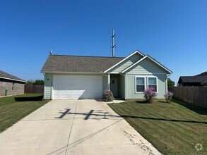 Building Photo - Gated community of Treay Oaks