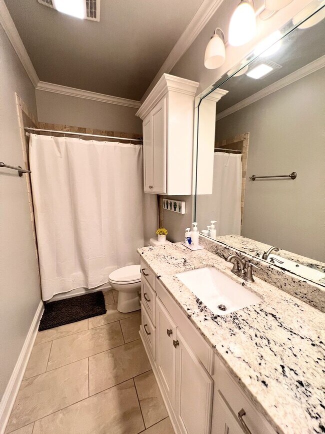 Building Photo - 725 Dumaine Dr