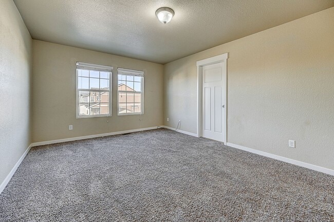 Building Photo - HUGE SIX (6!!!) BD HOME IN LORSON RANCH!