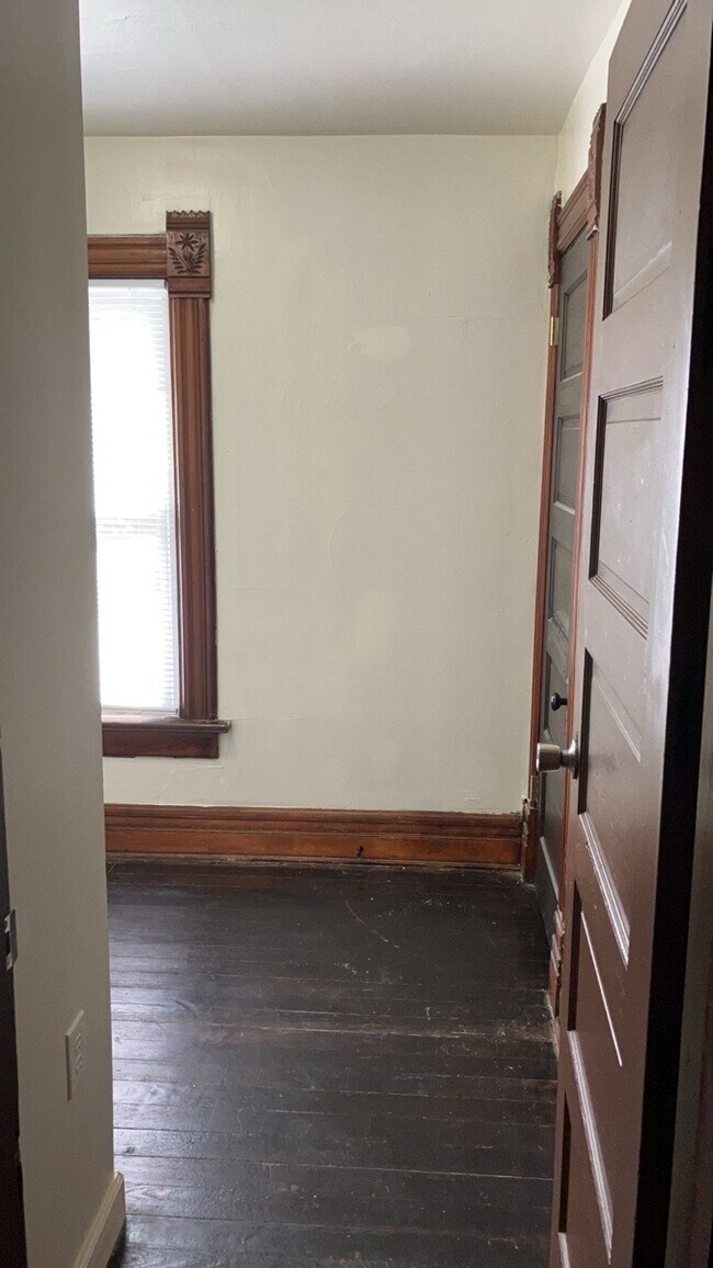 Building Photo - 123 Park Dr