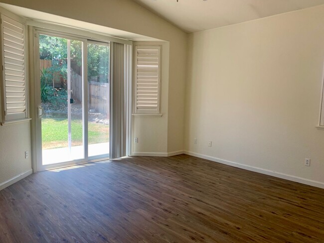 Building Photo - 4 bedroom 2 bath Empire Ranch home