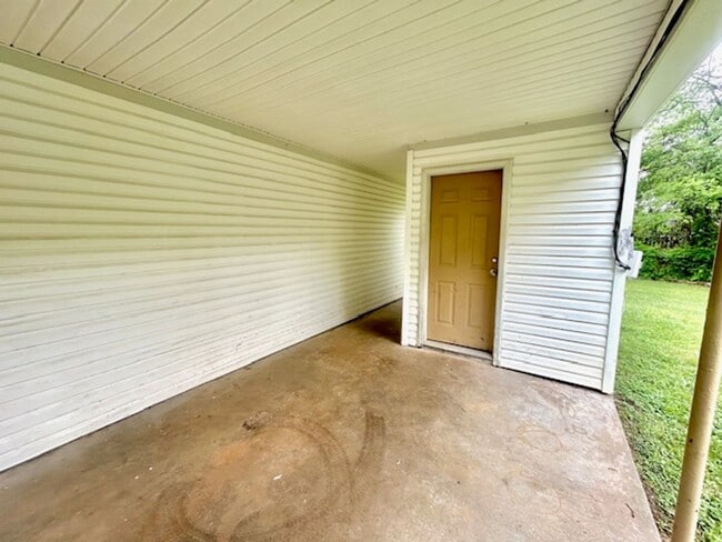 Building Photo - Newly Renovated 3 Bedroom Home!