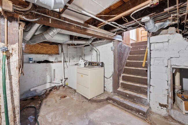 Building Photo - Updated 4-Bedroom 1.5-Bathroom Home in Minneapolis