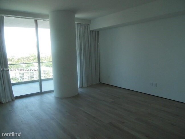 Building Photo - 2 br, 2.5 bath Condo - 10203 Collins Ave U...