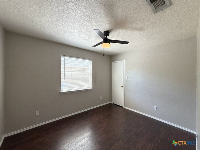 Building Photo - 1813 Cedar Ln