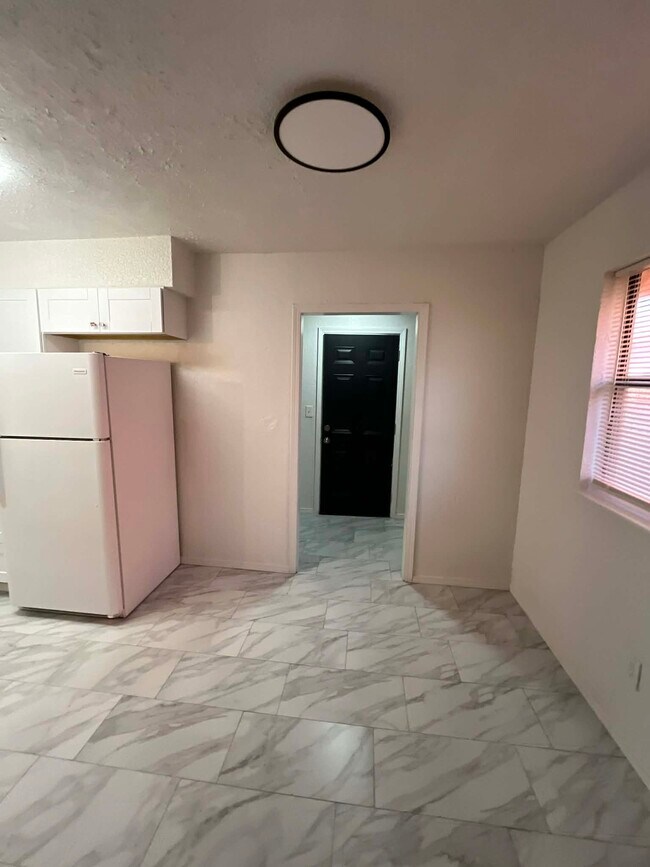 Building Photo - 1328 NE 5th St