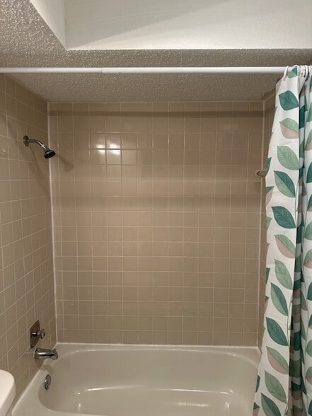 Building Photo - 13909 Fairhill Ave