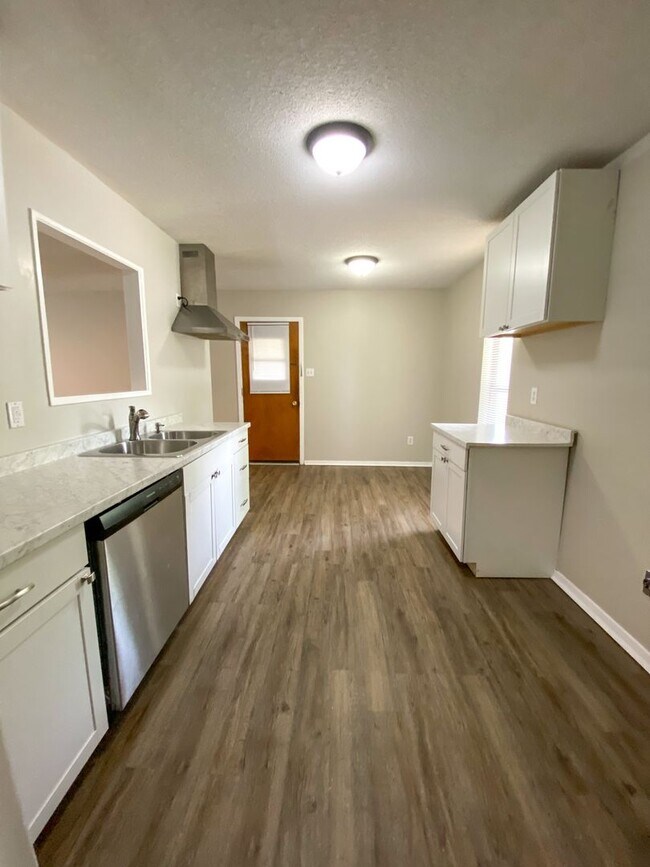 Building Photo - 3 bedroom 2 bathroom near Ramill and St Elmo
