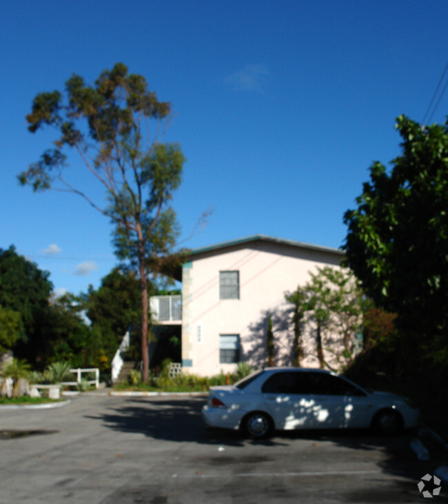 Building Photo - Hollywood Little Ranches