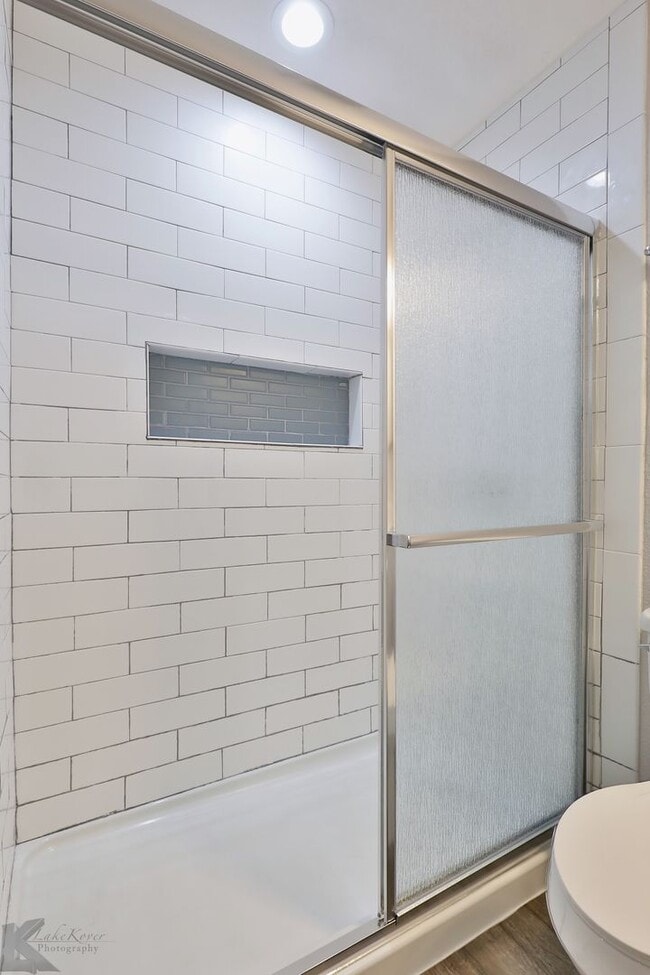 Building Photo - 3 bed, 2 bath, updated with all appliances provided!