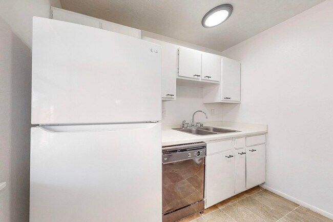 Building Photo - Cozy 3 Bedroom 1.5 Bathroom In NW Albuquerque!