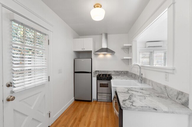 Building Photo - Adorable 1 bed / 1 bath Stand-Alone Bungalow in the Heart of Echo Park with Laundry & Parking
