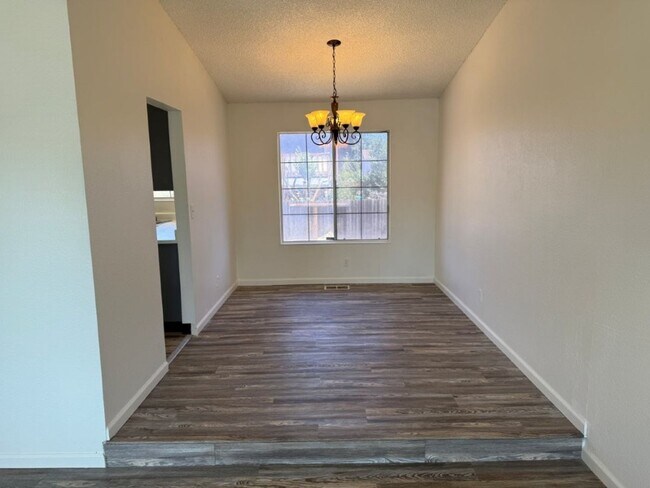 Building Photo - Rare Remodeled 5 Bedroom 2.5 Bath Tri Level in Vacaville