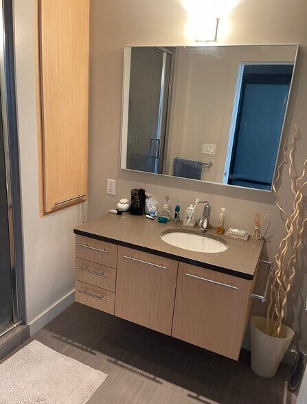 Building Photo - 949 NW Overton St