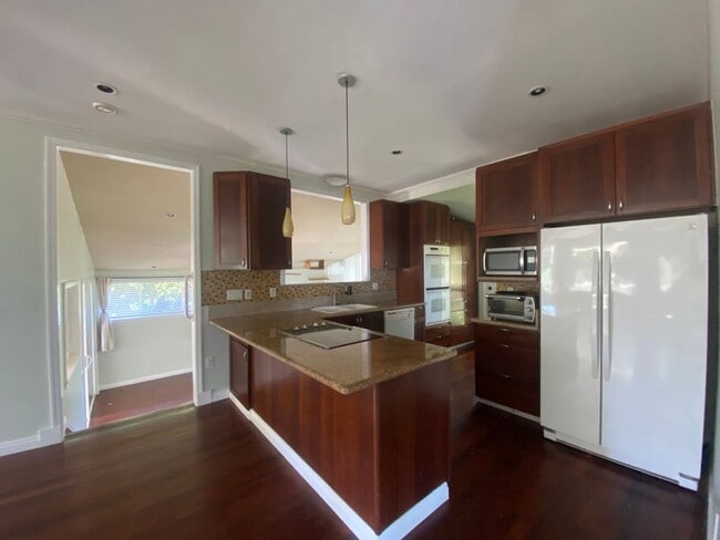Building Photo - Large 3 Bed, 2 bath plus bonus room with w...