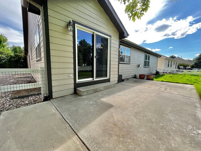 Building Photo - Charming 3-Bedroom Windsor Home: Comfort, Style, and Convenience Await!