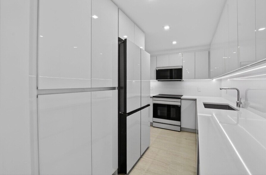 Building Photo - 7835 Lakeside Blvd