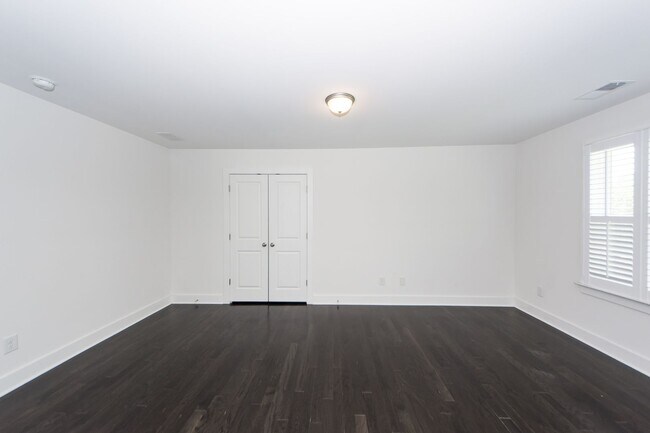 Building Photo - 4 Bedroom 3.5 Bath House in Lawton Park - ...