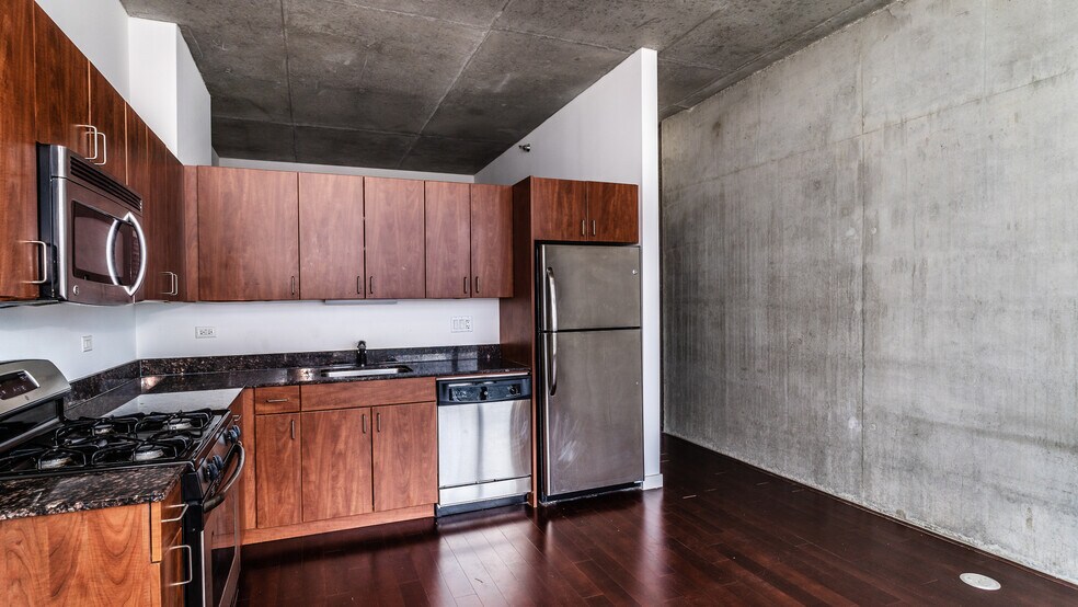 Building Photo - 235 W Van Buren St
