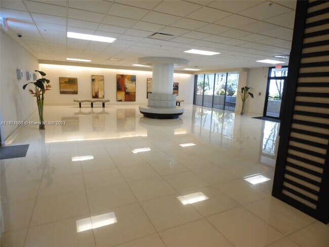 Building Photo - 1623 Collins Ave