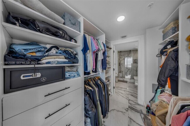 Building Photo - 1750 N Bayshore Dr