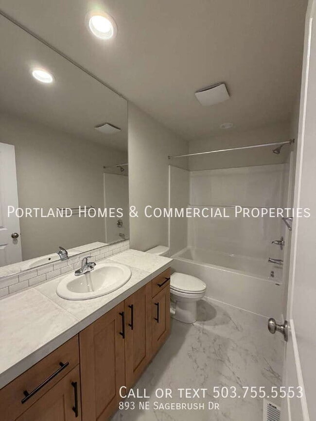 Building Photo - 893 NE Sagebrush Dr