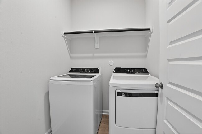 Building Photo - 2615 Ryon Falls Dr